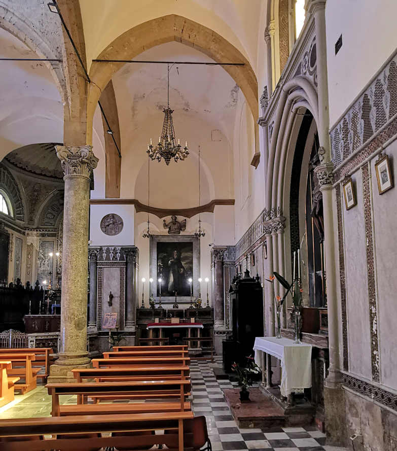 Iglesia de San Antonio Abate - la nave lateral derecha vista desde el presbiterio
