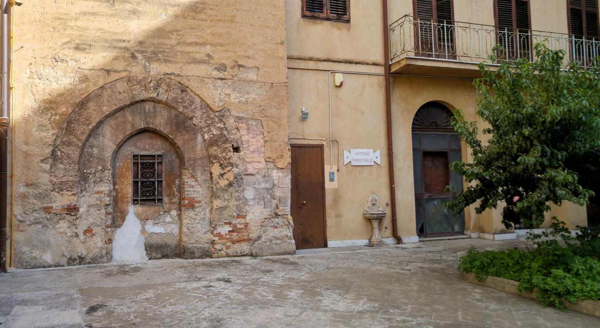 Iglesia de San Antonio Abate - Iglesia de San Antonio Abate - patio frente torre