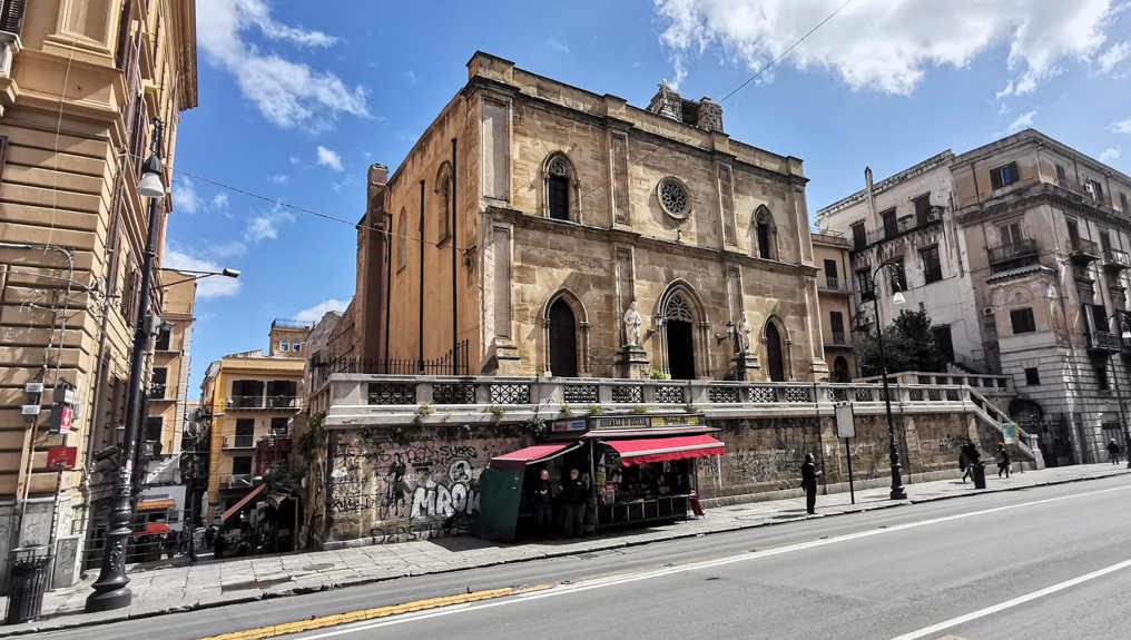 Iglesia de San Antonio Abate - vista de la iglesia con la escalera que baja al Mercado de la Vucciria