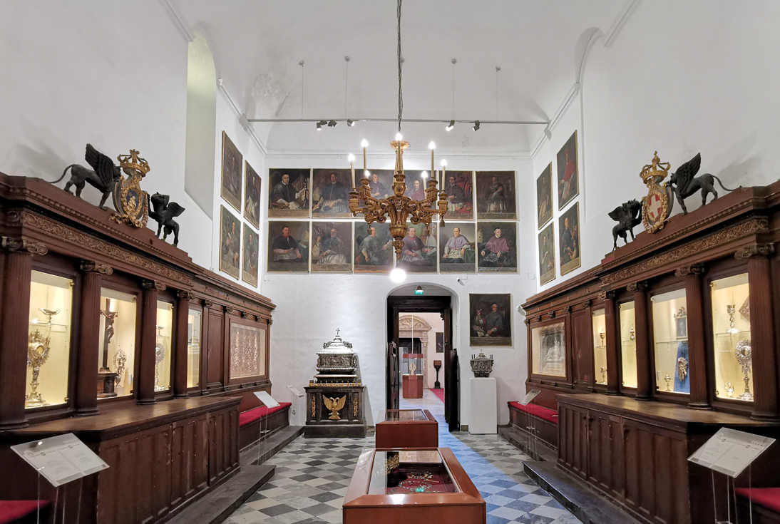 Tesoro y Cripta de la Catedral de Palermo - Capilla del Tesoro vista desde altar