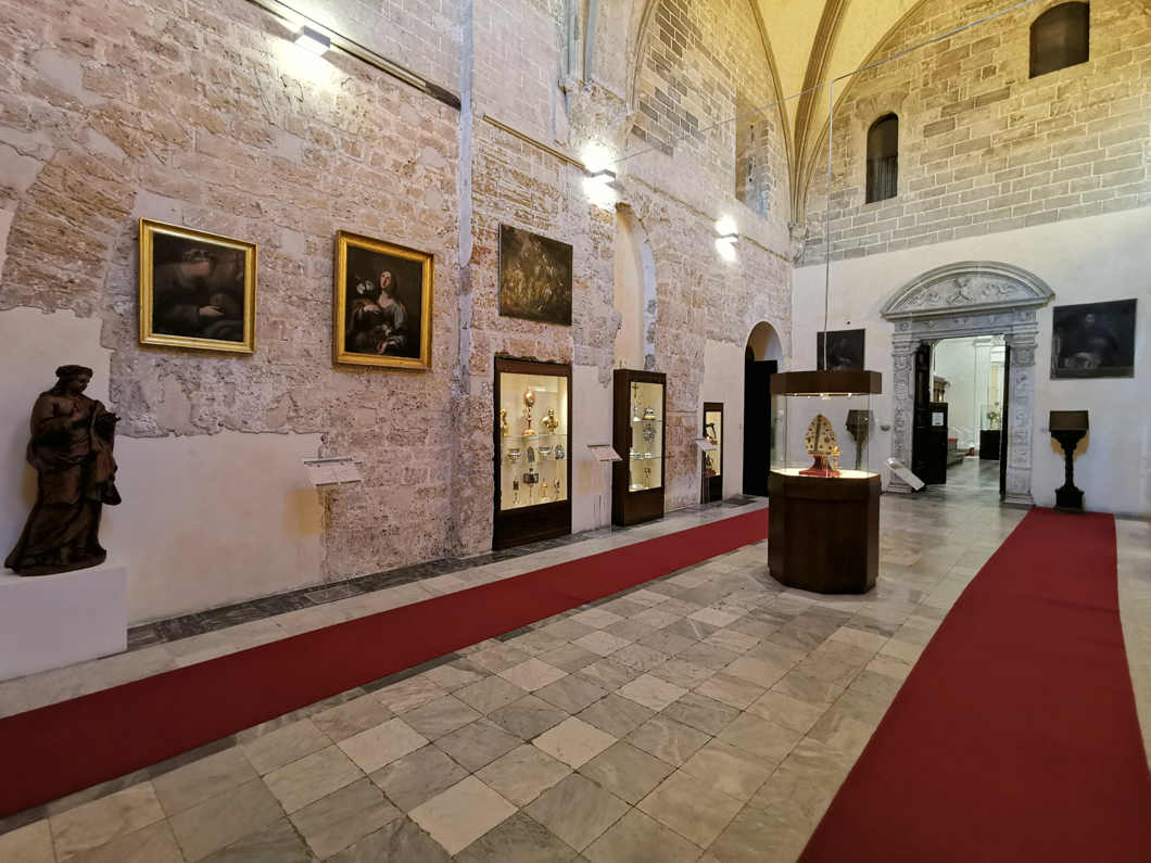 Tesoro y Cripta de la Catedral de Palermo - pared izquierda antigua sacristía