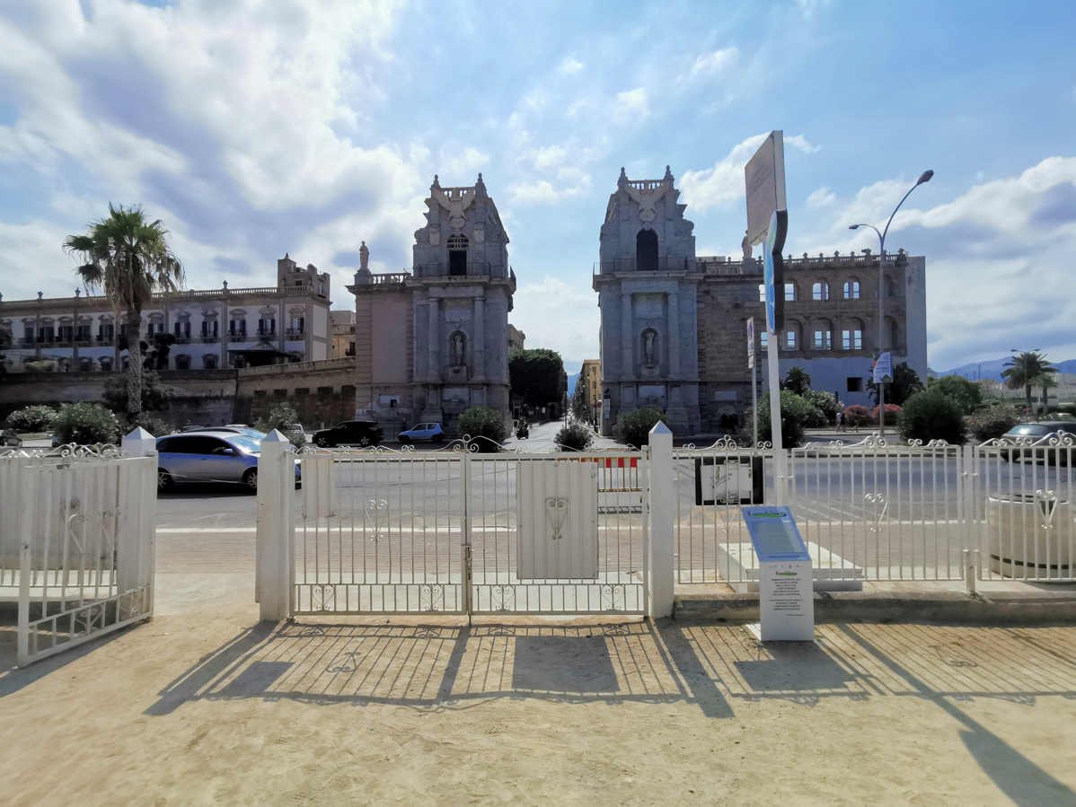 Loggiato San Bartolomeo - el Loggiato visto desde el parque municipal