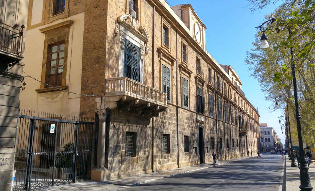 Palazzo Arcivescovile de Palermo - vista palacio al bajar desde la Porta Nuova