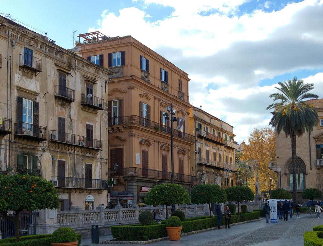 Palazzo Asmundo - la fachada vista desde la explanada de la Catedral