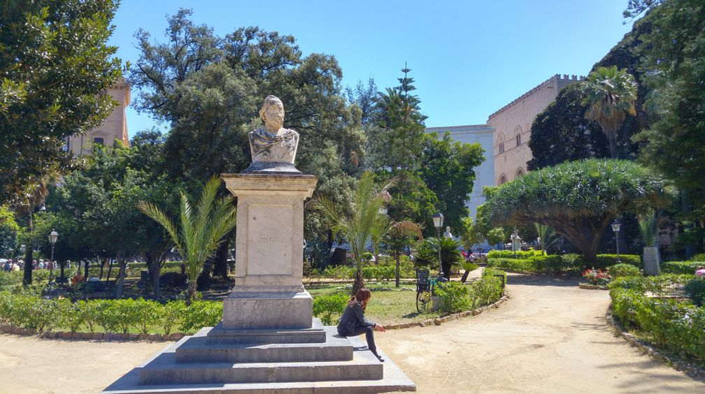 Busto de Giuseppe Garibaldi en el parque de la Piazza Marina