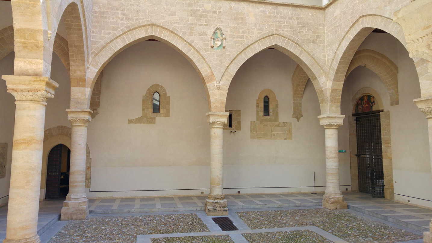 Palazzo Chiaramonte Steri - patio interior