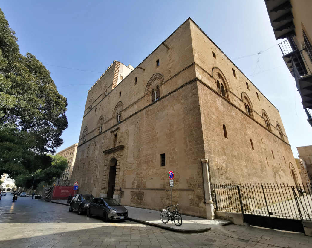 Palazzo Chiaramonte Steri - vista tres cuartos exterior