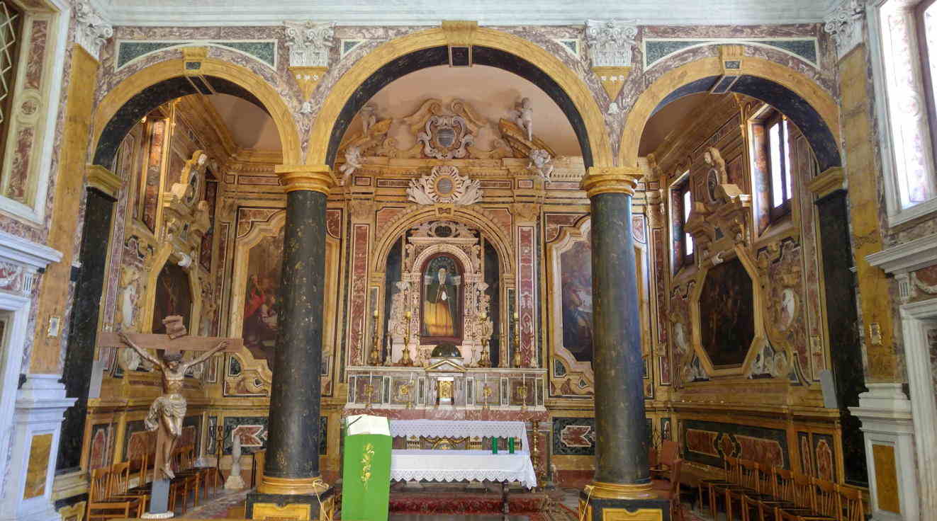 Capilla de la Soledad - vista del interior desde la entrada