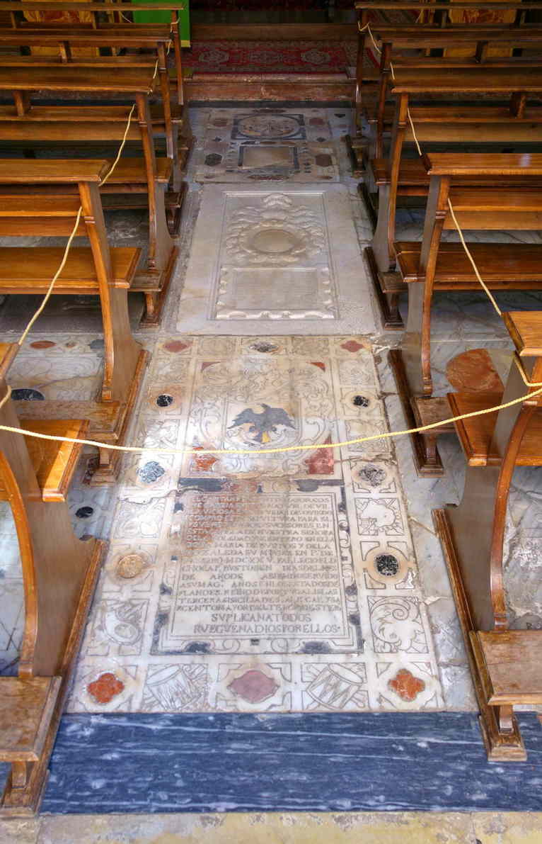 Capilla de la Soledad - lapidas pasillo central