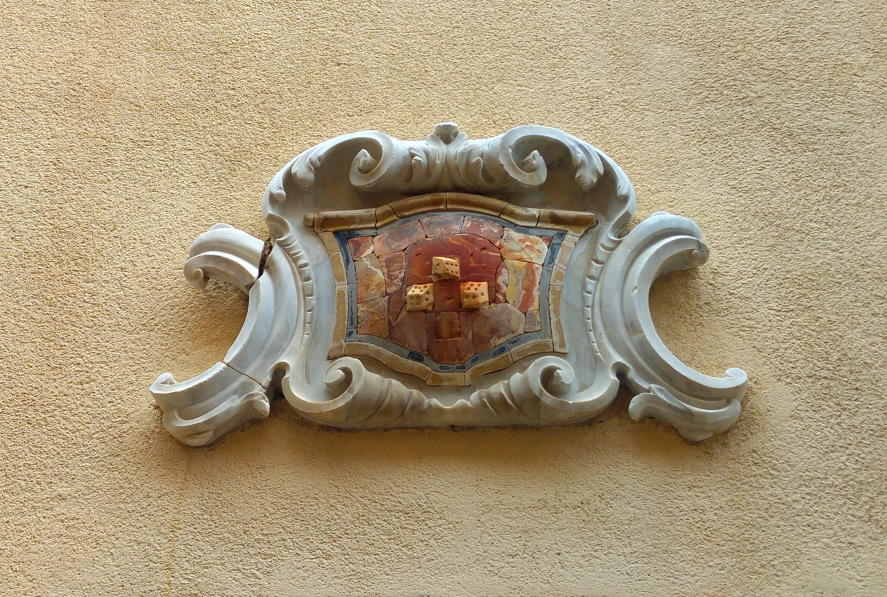 Capilla de la Soledad - relieve exterior con dados