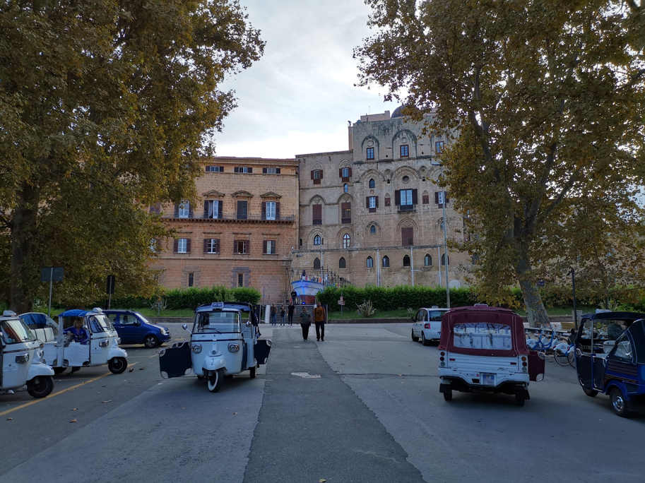 Piazza del Parlamento - el acceso principal a la plaza