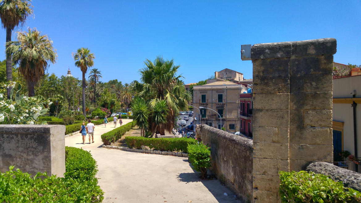 Piazza del Parlamento - camino sobre Via del Bastione