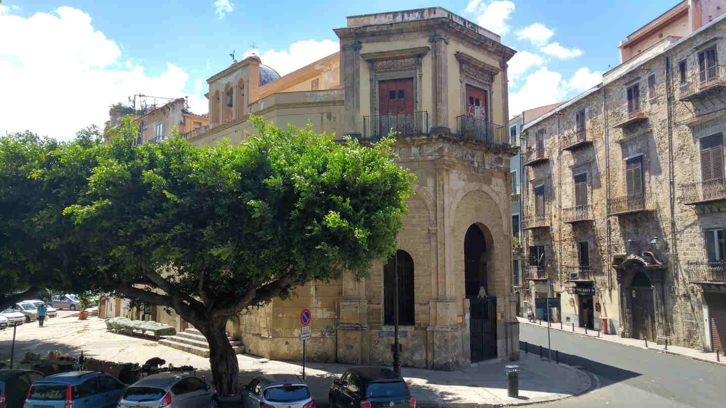 San Giovanni dei Napoletani - una vista de tres cuartos de la iglesia