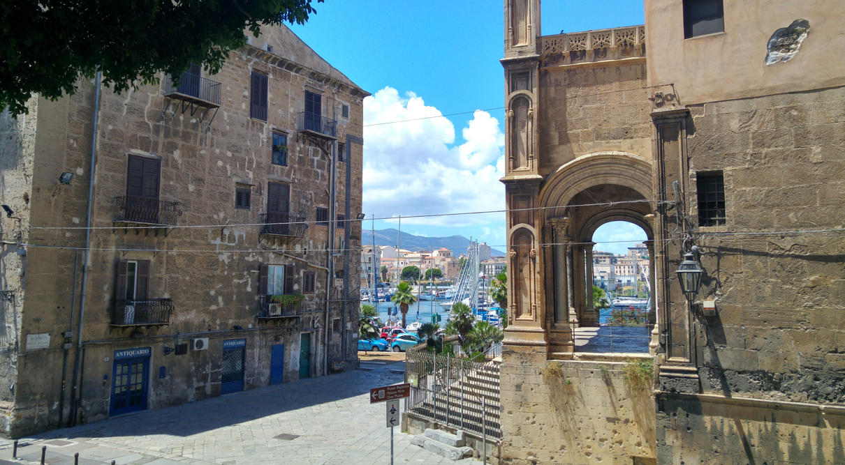 Santa Maria della Catena - vista pórtico con Puerto Cala