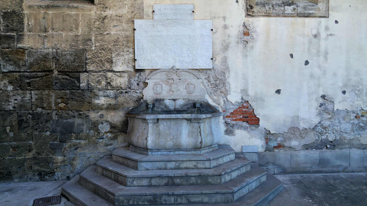 Santa Maria di Portosalvo - la fuente del patio exterior