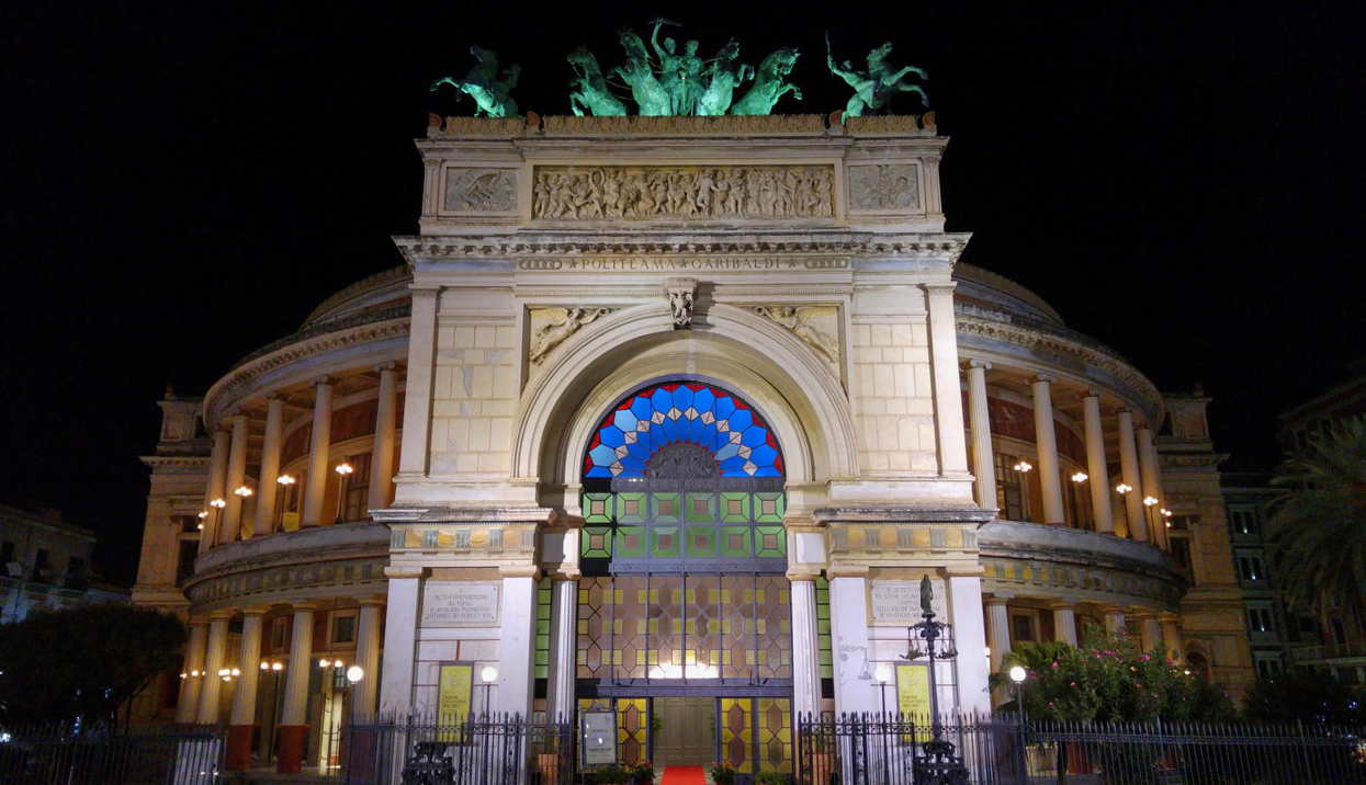 Teatro Politeama - Fachada teatro por la noche