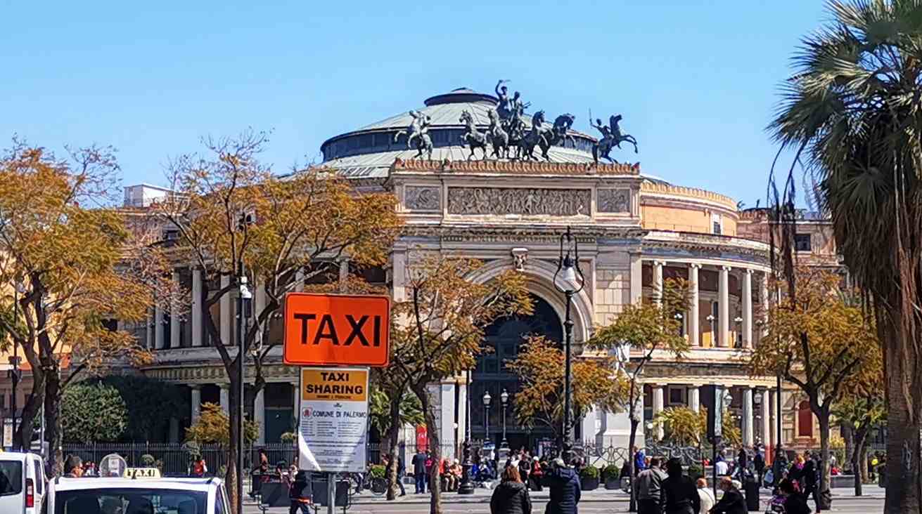 Teatro Politeama - teatro visto desde la Piazza Castelnuovo