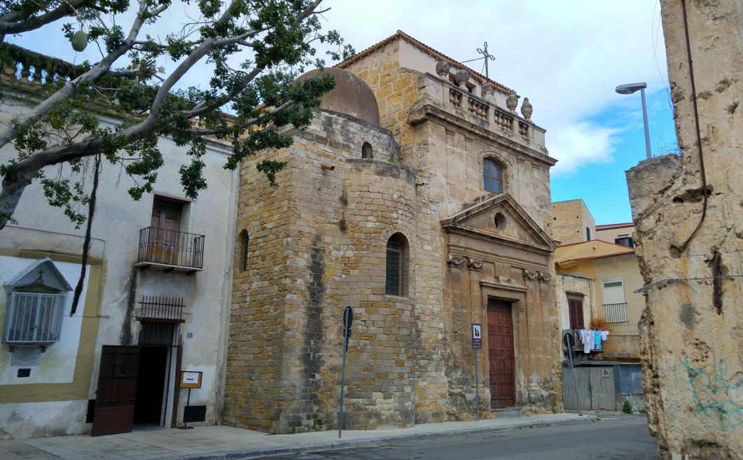 Capilla de la Trinità - el ábside y la puerta de acceso