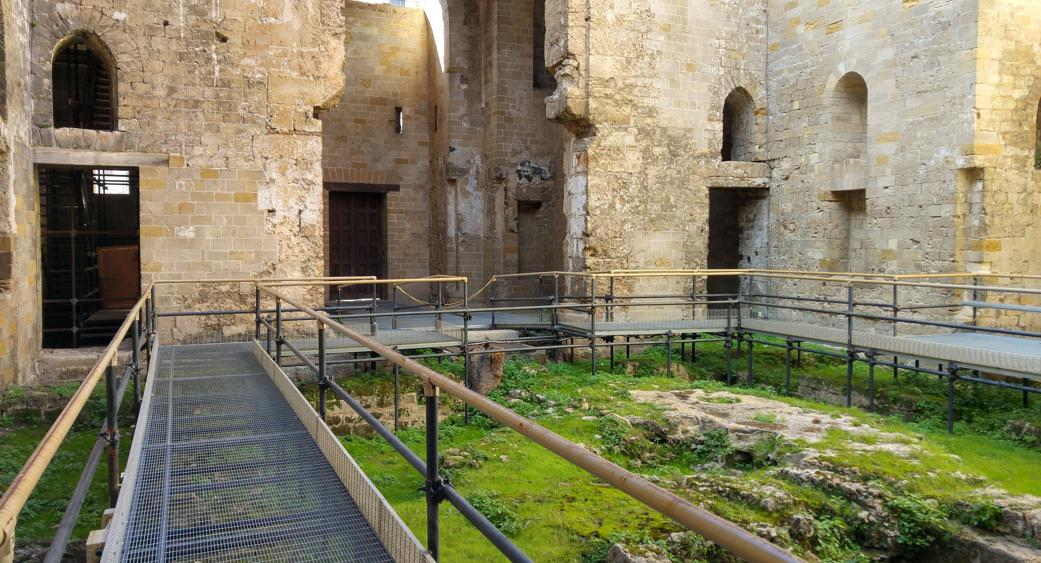 Palacio de la Cuba - antesala y puertas acceso a salón principal