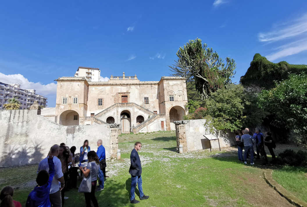 La Piccola Cuba - acceso al jardín de la Villa Di Napoli