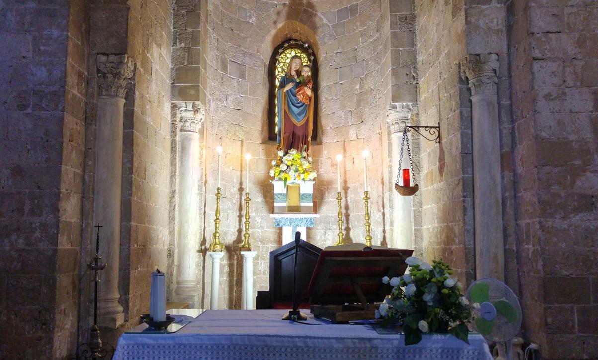 Altar y ábside