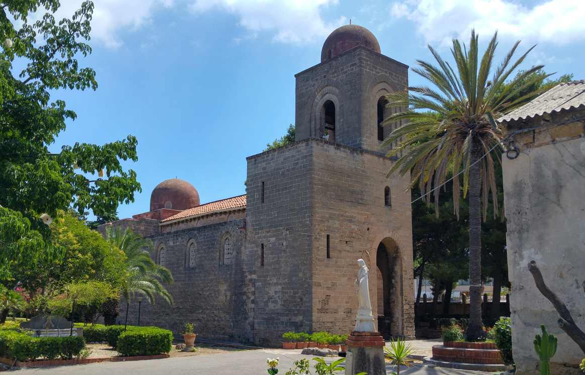 Vista de tres cuartos de San Giovanni dei Lebbrosi con ambas cúpulas