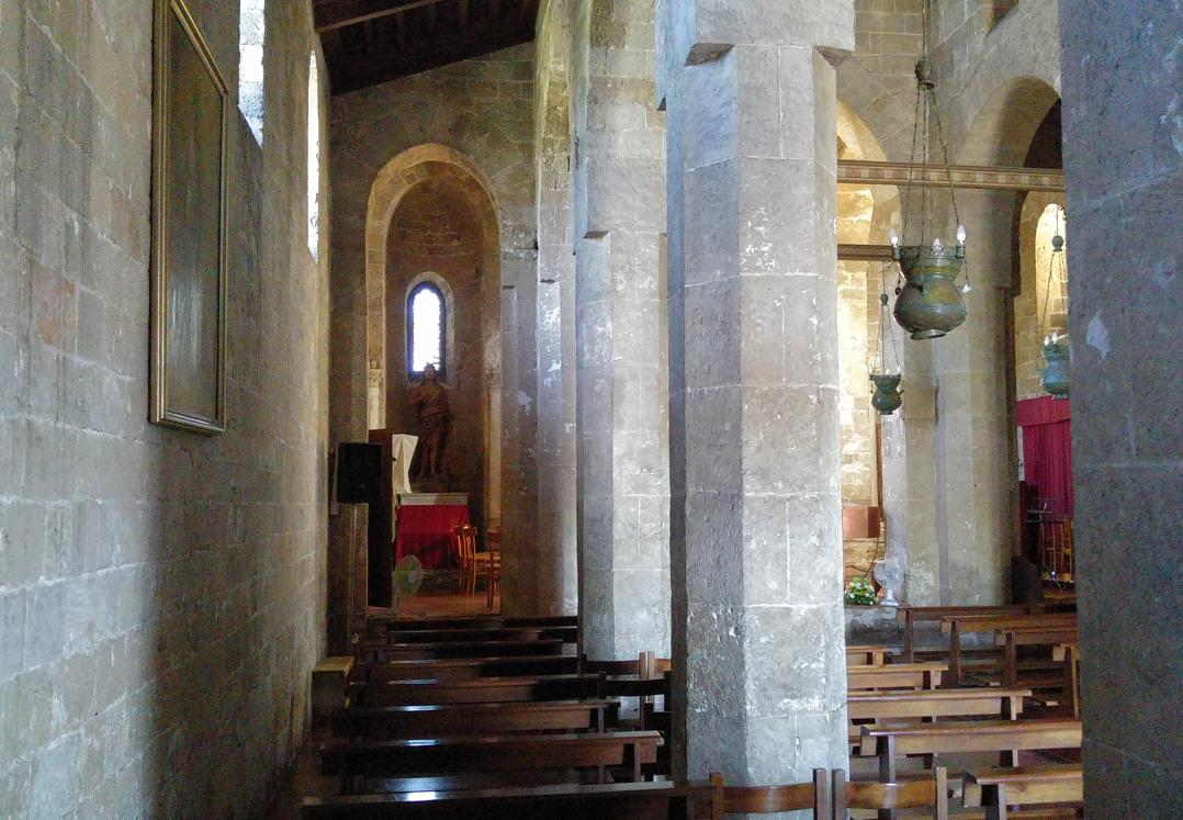 Nave lateral izquierda y ábside con estatua de San Juan Bautista